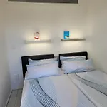 Lee 8